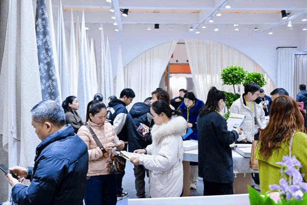 柯桥窗帘展首日开启时尚新风！凯发K8花式上新、一站式购齐(图7)