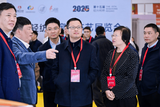 柯桥窗帘展首日开启时尚新风！凯发K8花式上新、一站式购齐(图10)