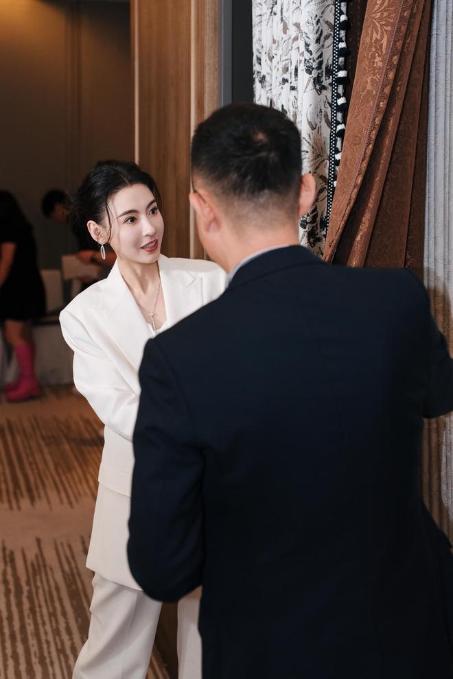 我好钟意”！米兰软装鎏金雪尼尔窗帘凯发k8入口张柏芝续约现场惊叹“(图2)